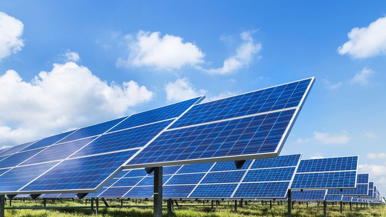 Jak prawidłowo zamontować panele słoneczne na ziemi?